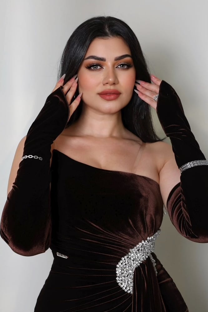 فستان سهرة بقصة أنيقة مع ذيل انسيابي من ريڤــان