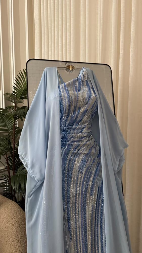 جلابية راقية تنساب بنعومة باللون الأزرق الفاتح (السماوي