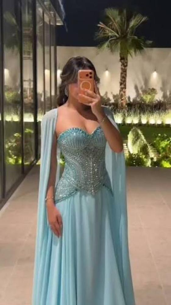 فستان سهرة طويل باللون السماوي (بيبي بلو) بتصميم ملكي فاخر