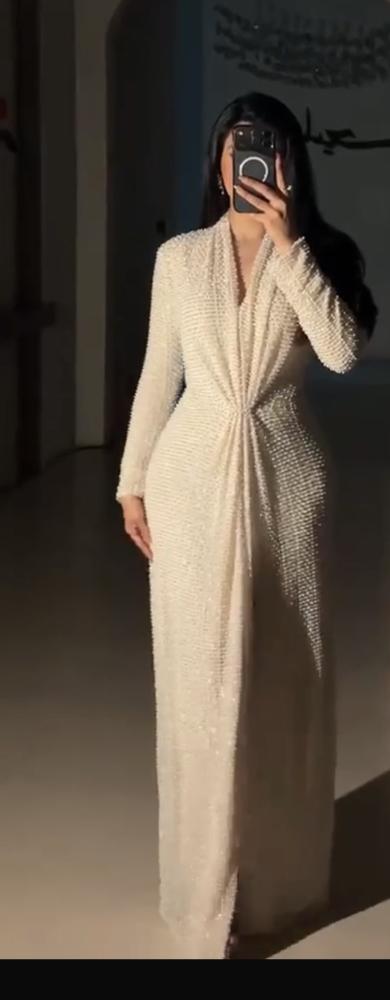 فستان سهرة فاخر باللون البيج النود (السكري)، يتميز بتص