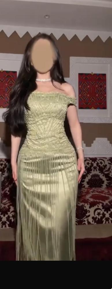 فستان سهرة فاخر باللون الأخضر الفستقي