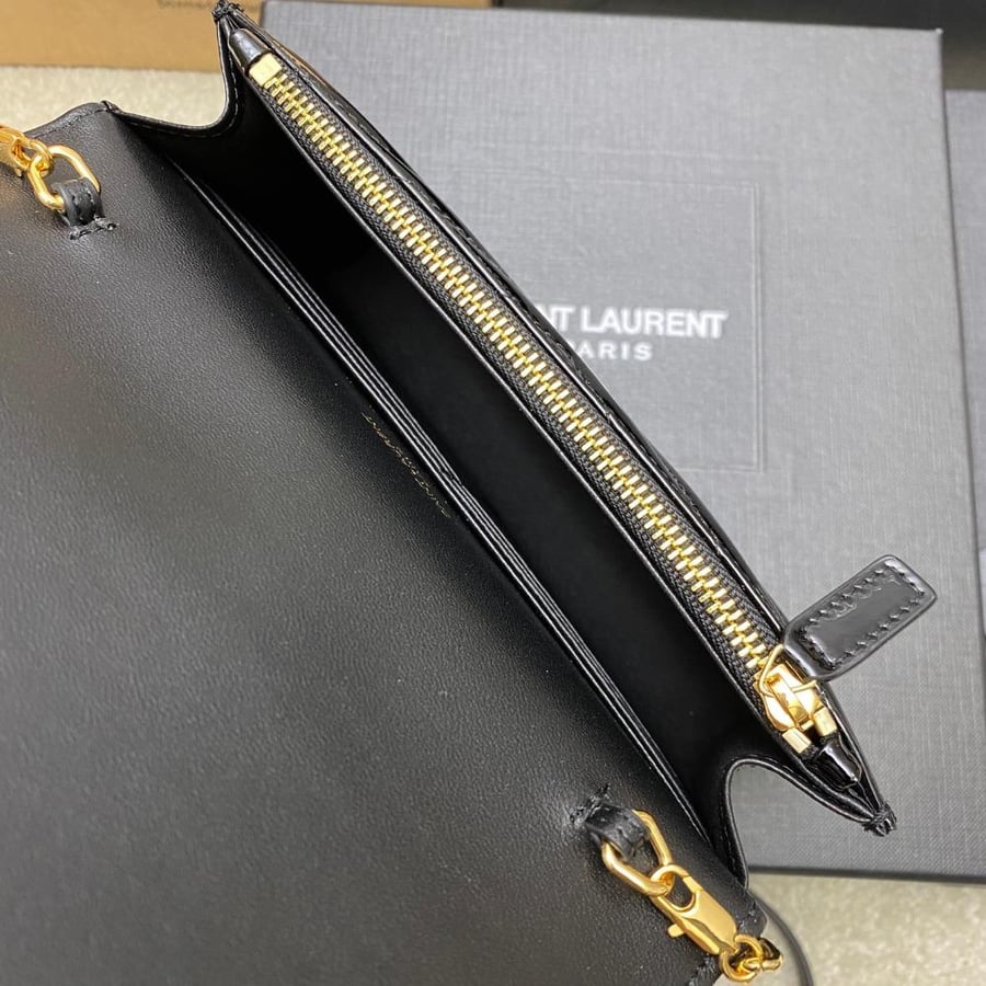 سان لوران CASSANDRE ENVELOPE CHAIN WALLET مقاس 19cm