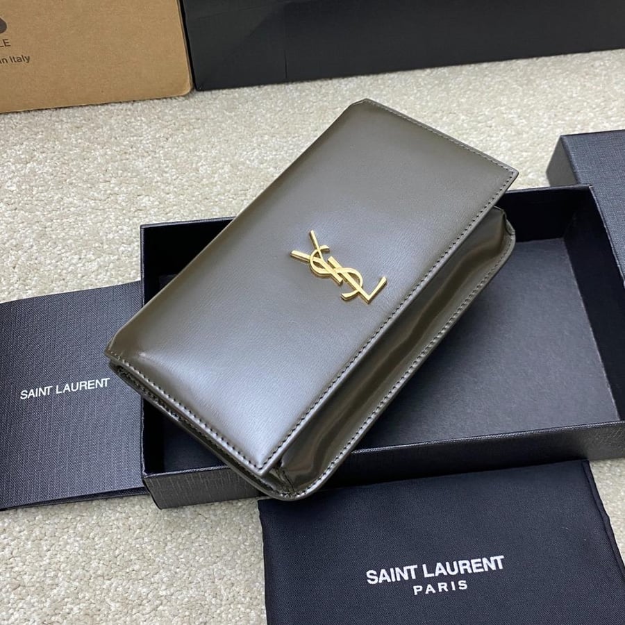 سان لوران CASSANDRE PHONE HOLDER IN SMOOTH LEATHER