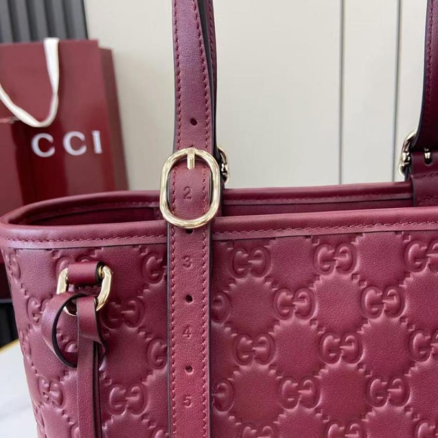 قوتشي GG Emblem medium tote bag وسط مقاس 25cm