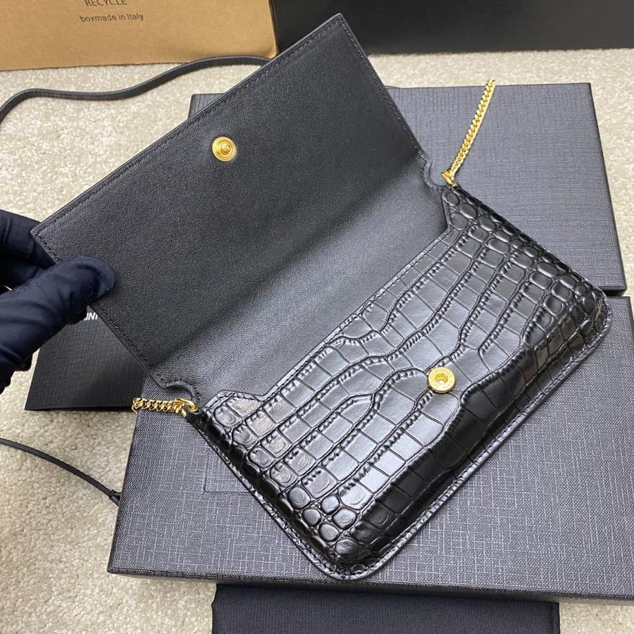 سان لوران CASSANDRE PHONE HOLDER IN SHINY CROCODILE-EMBOSSED LEATHER جلد تمساح