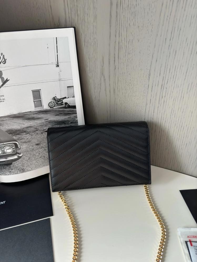 سان لوران CASSANDRE ENVELOPE CHAIN WALLET مقاس 19cm