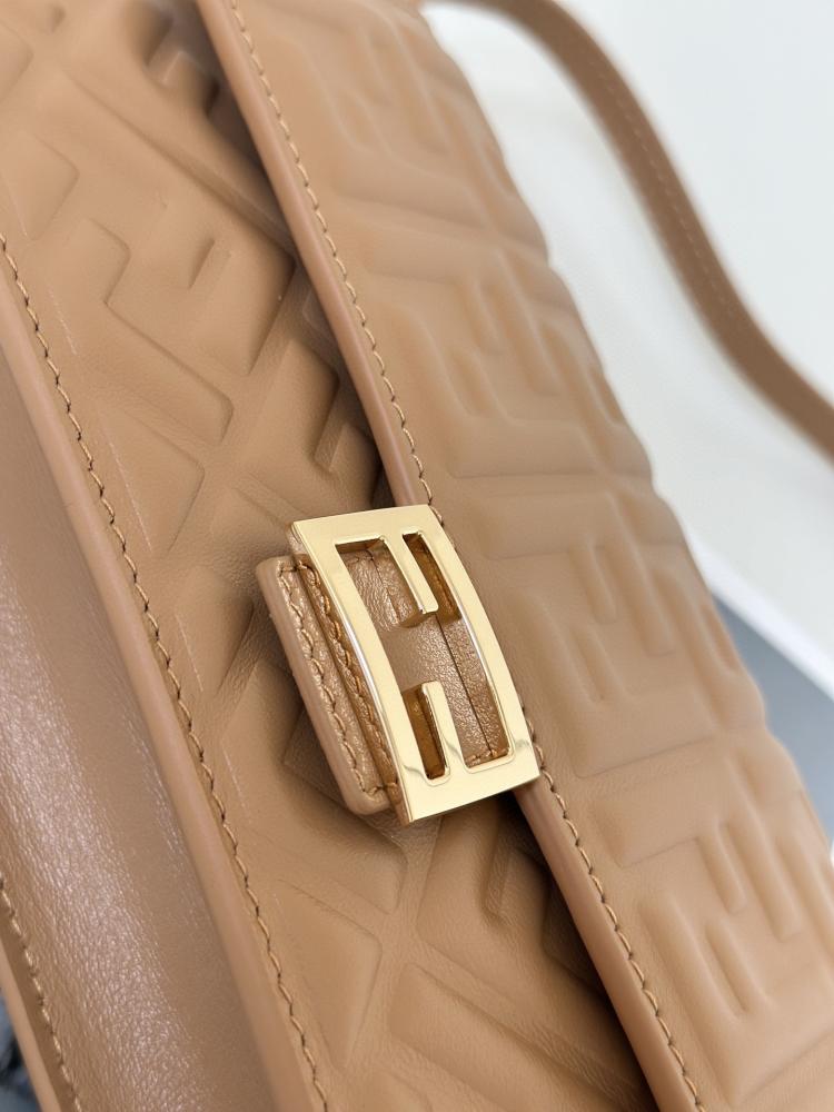 فندي Wallet On Chain Baguette مقاس 21cm