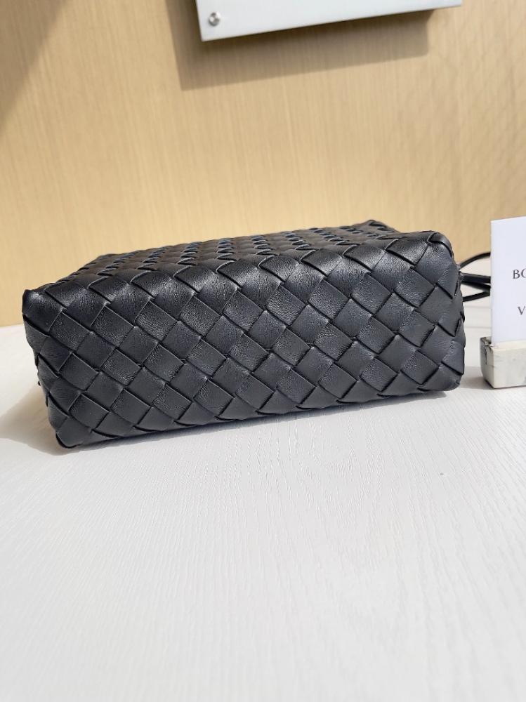 بوتيقا Loop small Bag مقاس 22cm