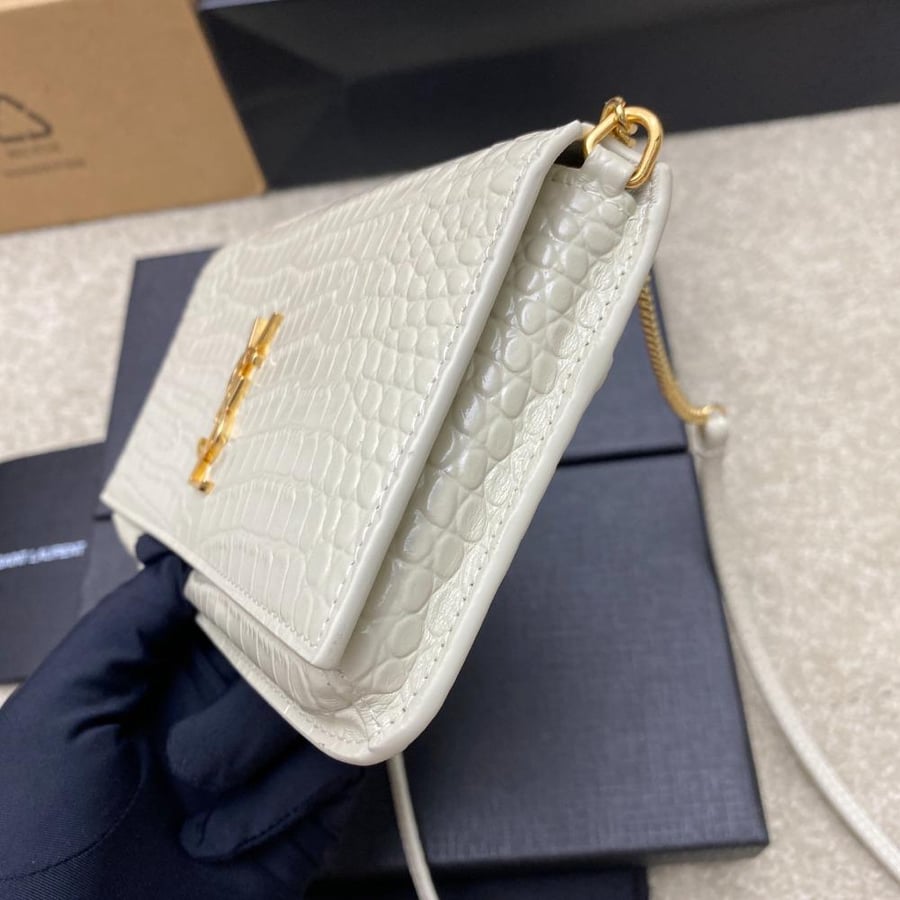 سان لوران CASSANDRE PHONE HOLDER IN SHINY CROCODILE-EMBOSSED LEATHER جلد تمساح