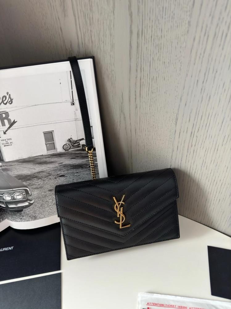 سان لوران CASSANDRE ENVELOPE CHAIN WALLET مقاس 19cm