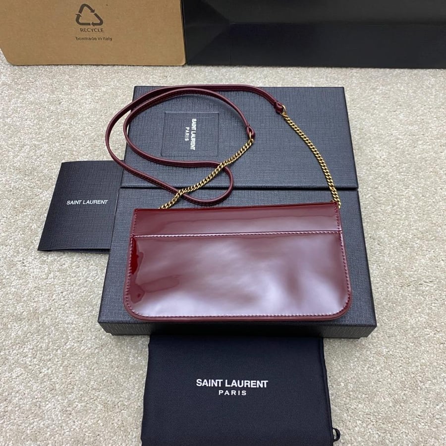 سان لوران CASSANDRE PHONE HOLDER IN PATIENT LEATHER جلد لامع