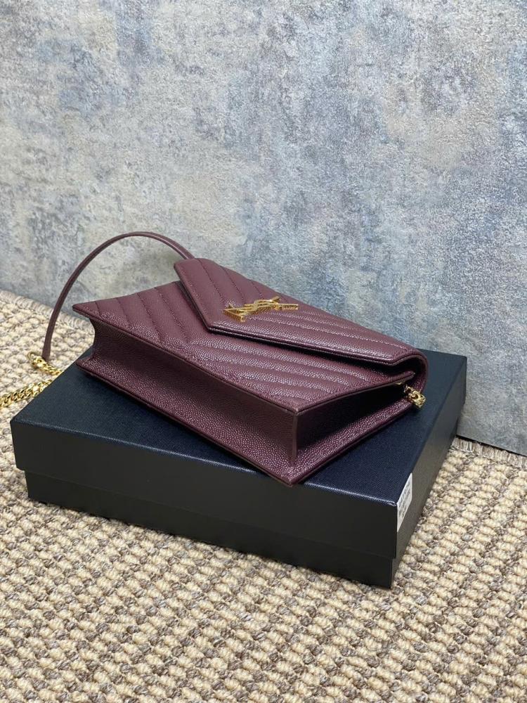 سان لوران CASSANDRE ENVELOPE CHAIN WALLET مقاس 19cm