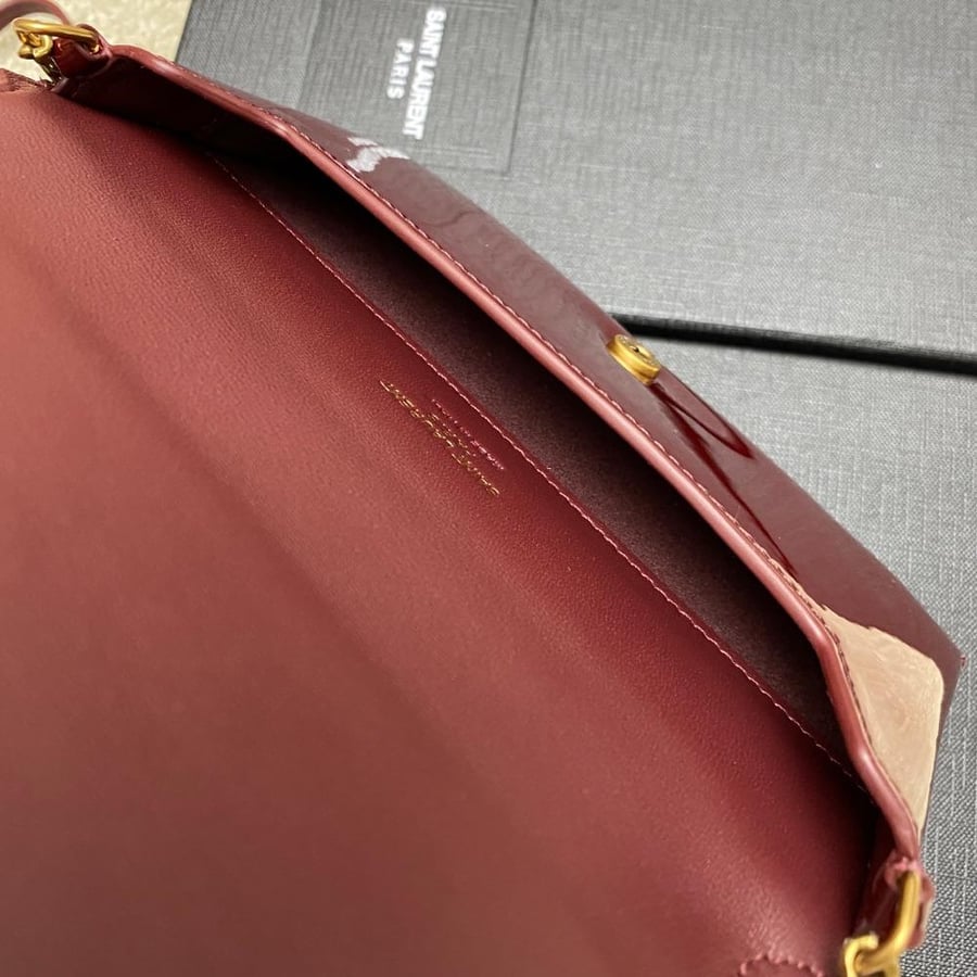 سان لوران CASSANDRE PHONE HOLDER IN PATIENT LEATHER جلد لامع