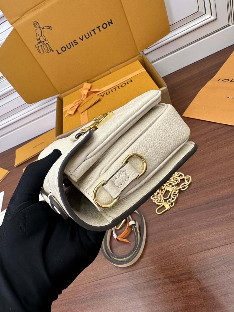 Louis Vuitton Pochette Métis East West