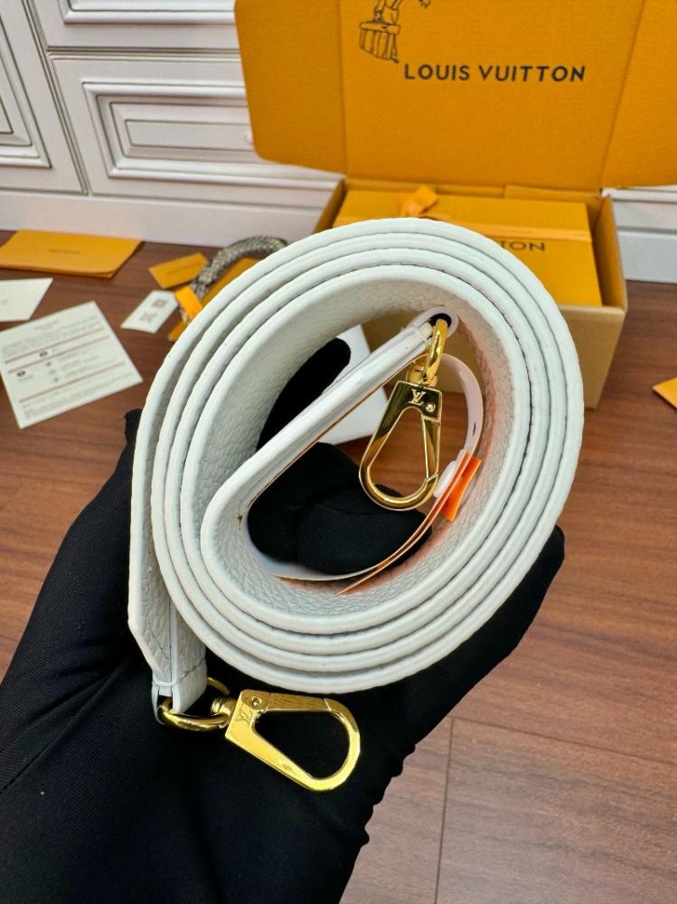 Louis Vuitton Capucines Mini