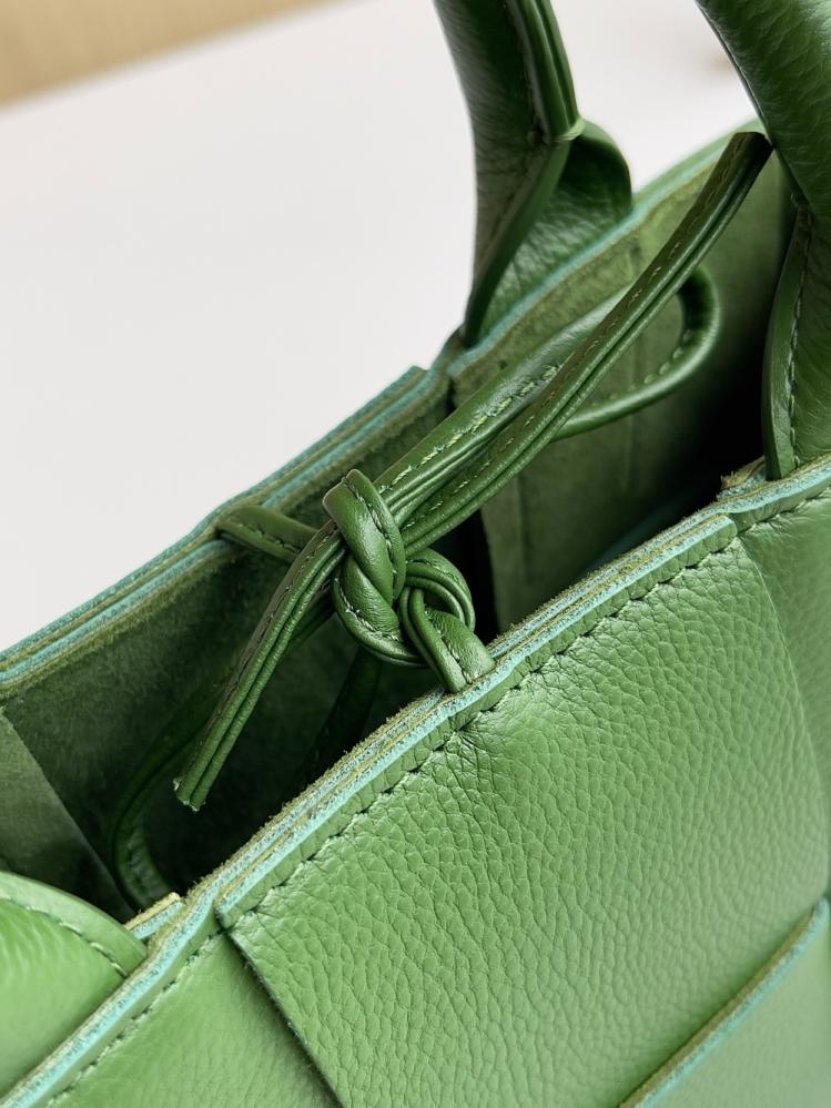 بوتيقا Candy Arco Tote مقاس 20cm