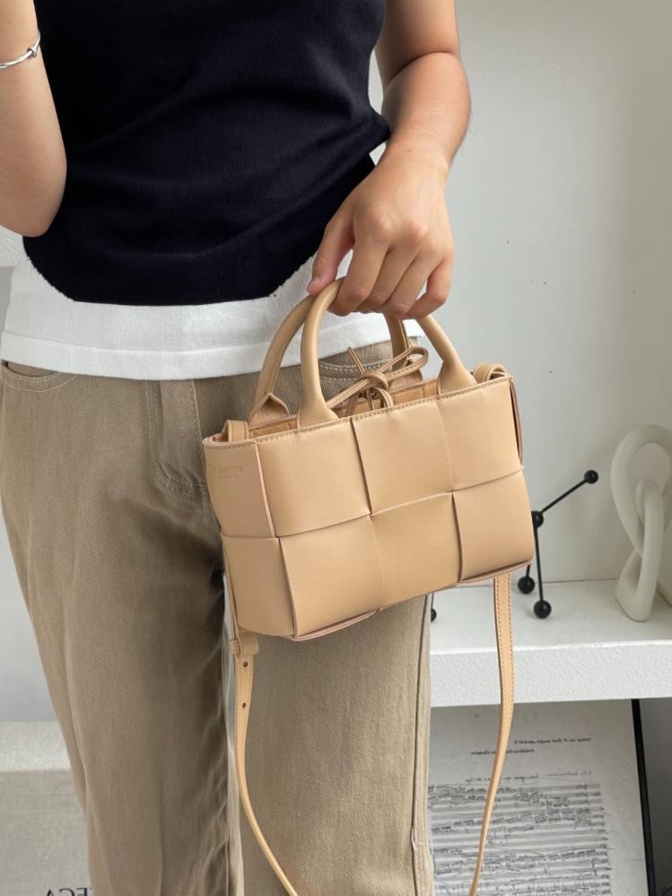 بوتيقا Candy Arco Tote مقاس 20cm