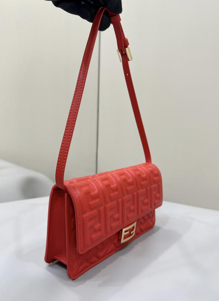 فندي Wallet On Chain Baguette مقاس 21cm