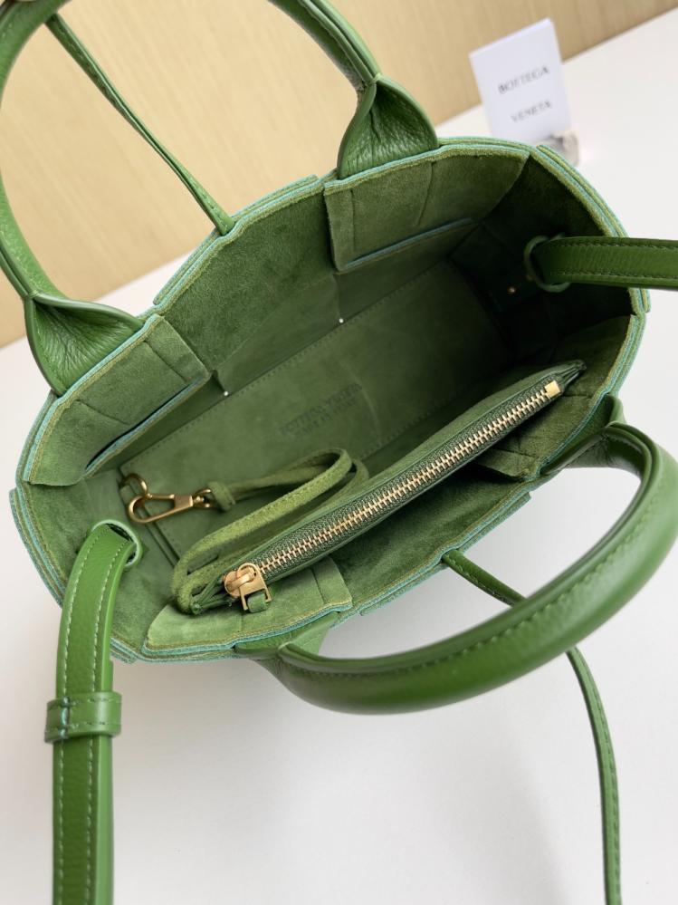 بوتيقا Candy Arco Tote مقاس 20cm
