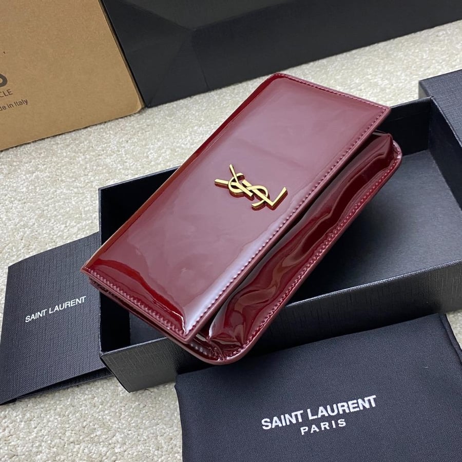 سان لوران CASSANDRE PHONE HOLDER IN PATIENT LEATHER جلد لامع