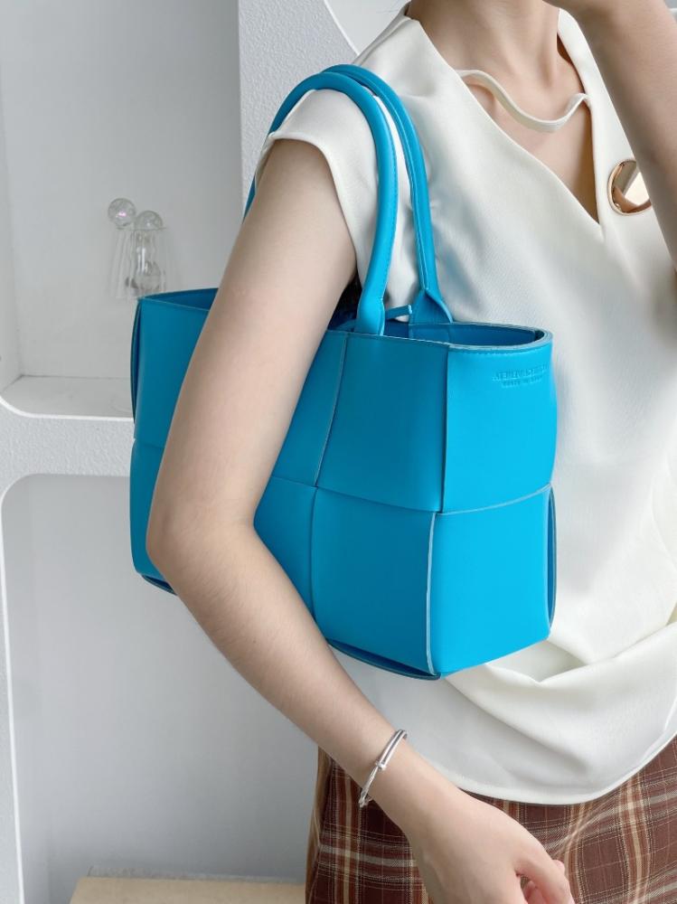 Boutique Small Arco Tote size 30cm