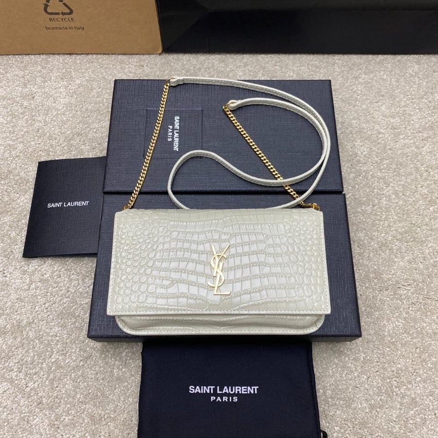 سان لوران CASSANDRE PHONE HOLDER IN SHINY CROCODILE-EMBOSSED LEATHER جلد تمساح