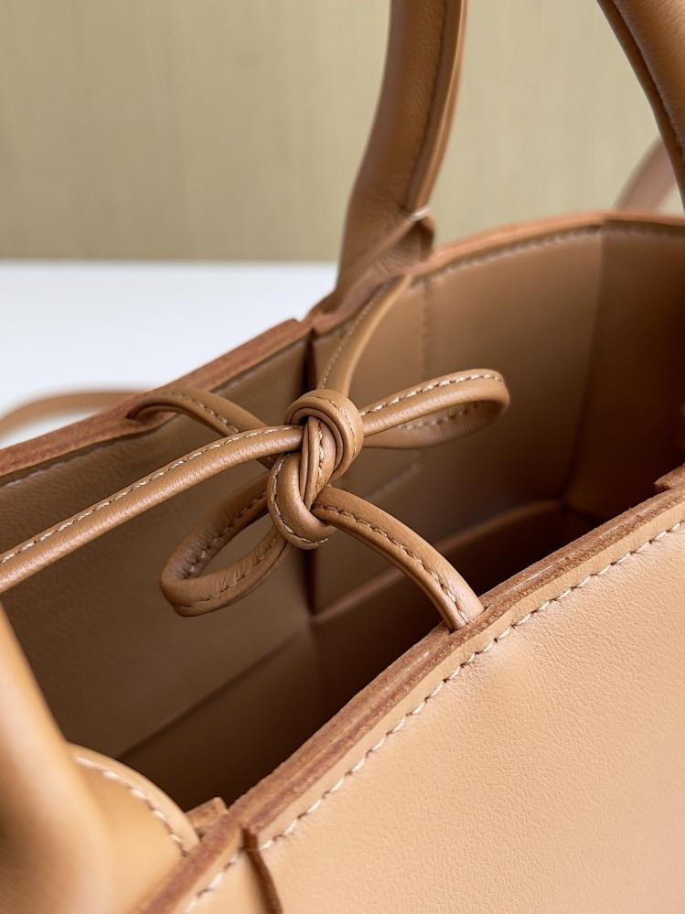 بوتيقا Mini Arco Tote مقاس 25cm