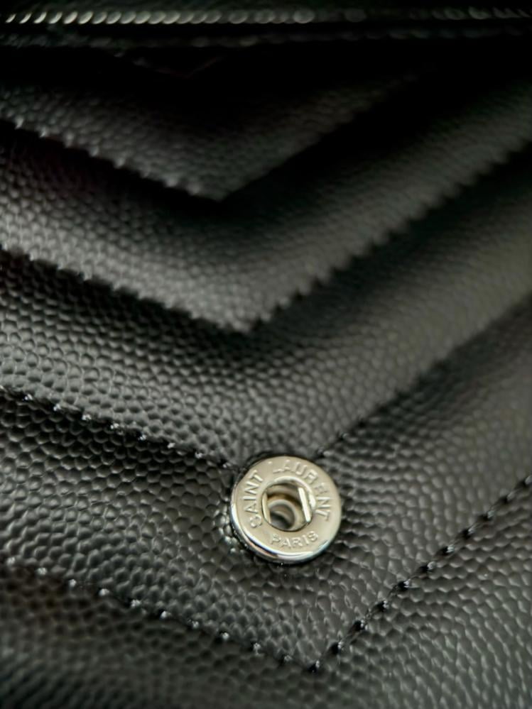 سان لوران CASSANDRE ENVELOPE CHAIN WALLET مقاس 19cm