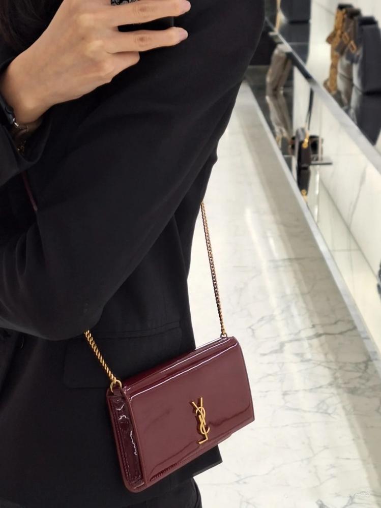 سان لوران CASSANDRE PHONE HOLDER IN PATIENT LEATHER جلد لامع