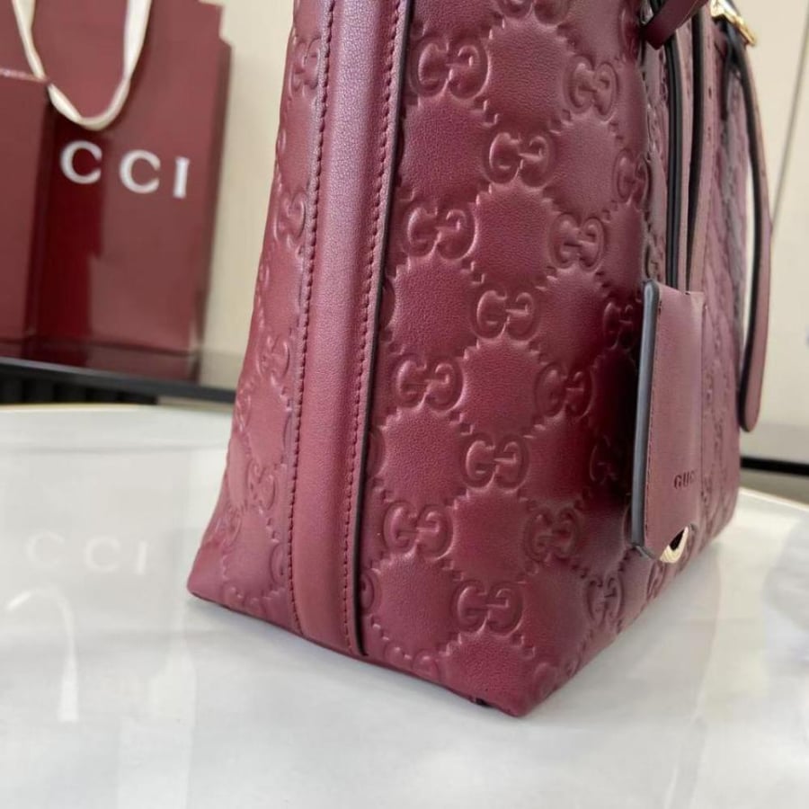 قوتشي GG Emblem medium tote bag وسط مقاس 25cm