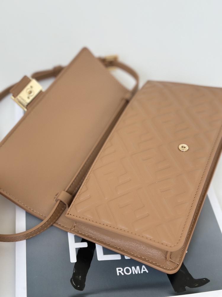 فندي Wallet On Chain Baguette مقاس 21cm