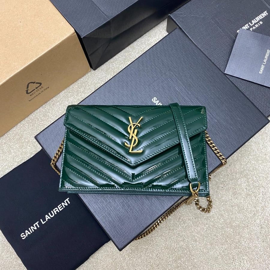 سان لوران CASSANDRE ENVELOPE CHAIN WALLET مقاس 19cm