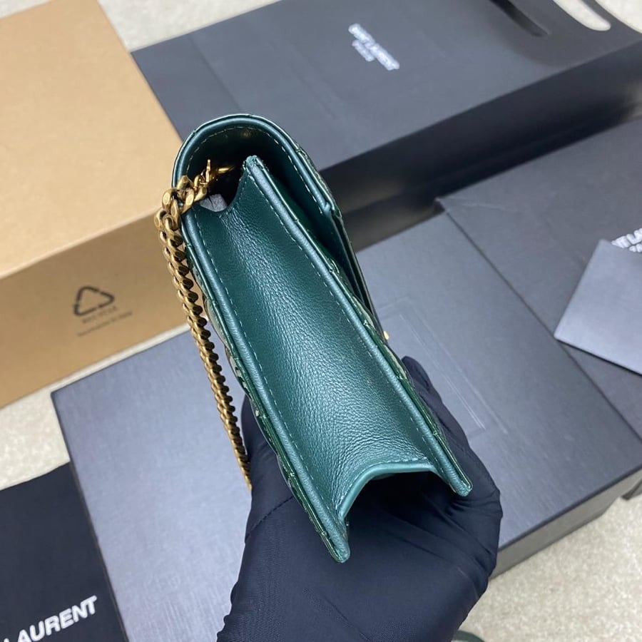 سان لوران CASSANDRE ENVELOPE CHAIN WALLET مقاس 19cm
