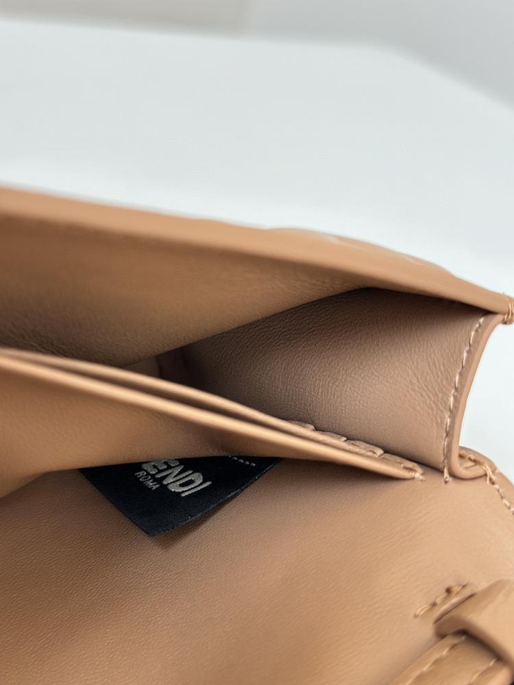 فندي Wallet On Chain Baguette مقاس 21cm