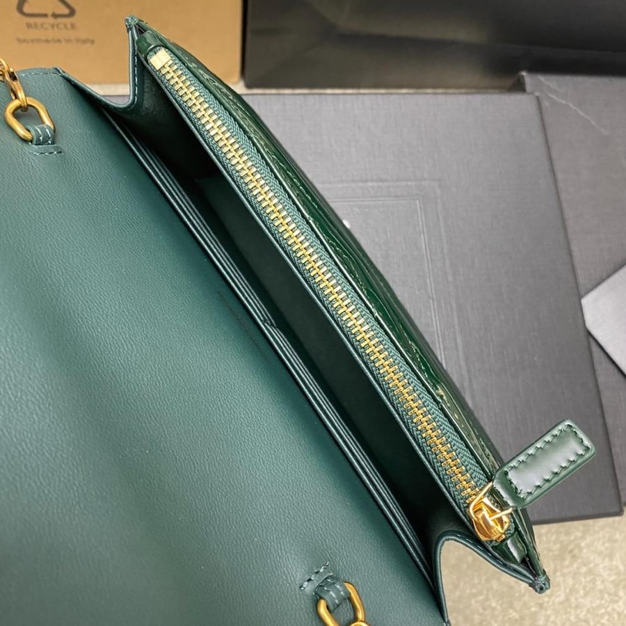 سان لوران CASSANDRE ENVELOPE CHAIN WALLET مقاس 19cm