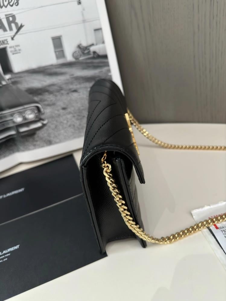 سان لوران CASSANDRE ENVELOPE CHAIN WALLET مقاس 19cm