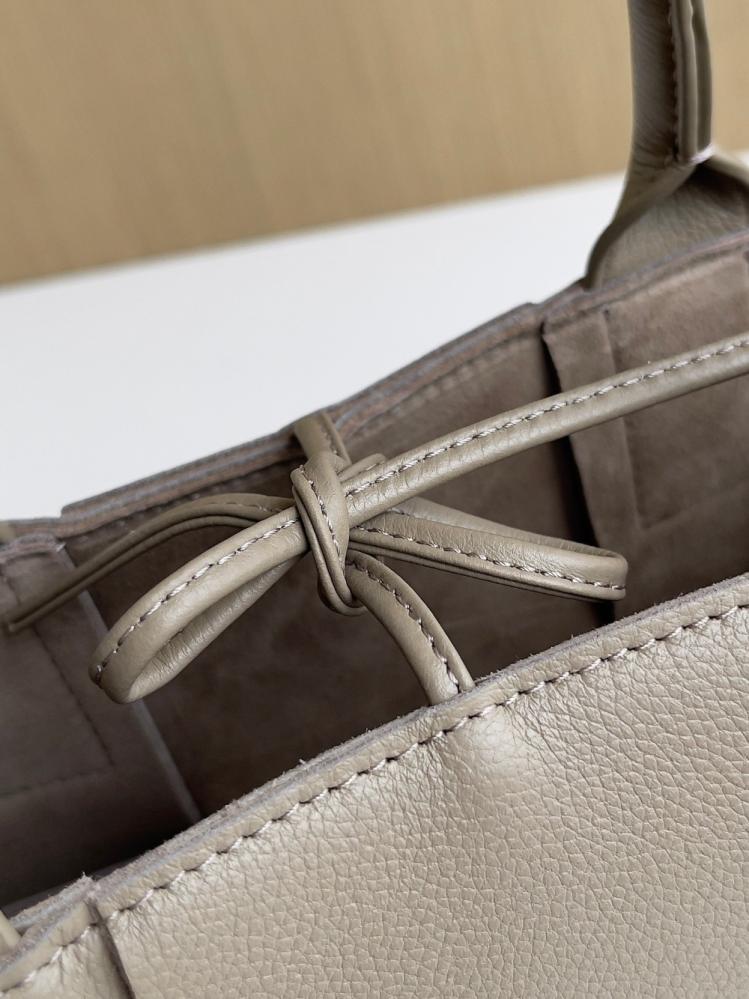 بوتيقا Mini Arco Tote مقاس 25cm