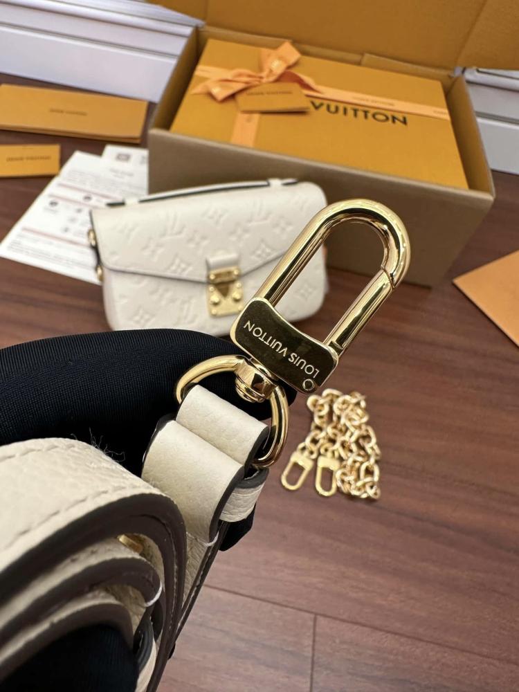 Louis Vuitton Pochette Métis East West