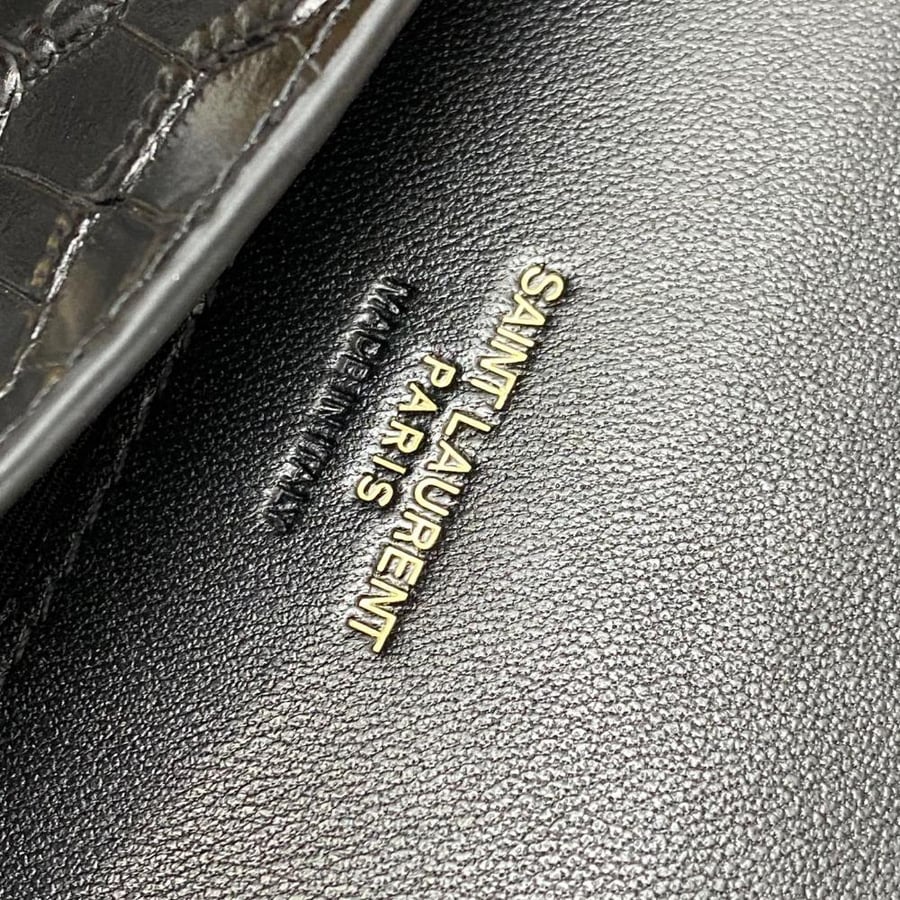 سان لوران CASSANDRE PHONE HOLDER IN SHINY CROCODILE-EMBOSSED LEATHER جلد تمساح