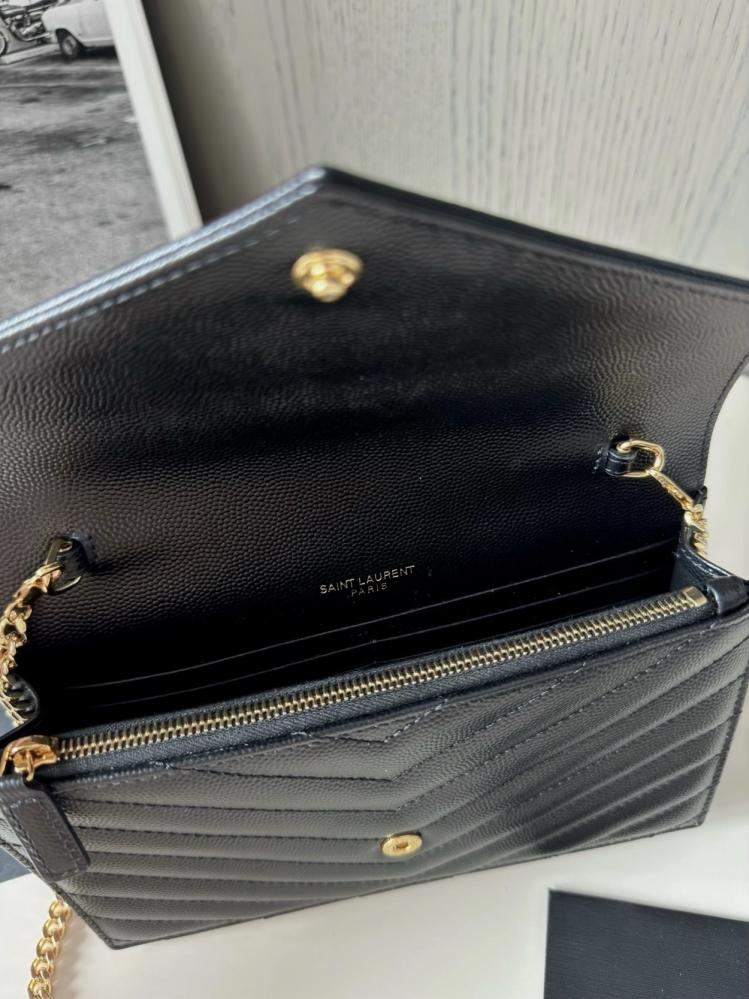 سان لوران CASSANDRE ENVELOPE CHAIN WALLET مقاس 19cm