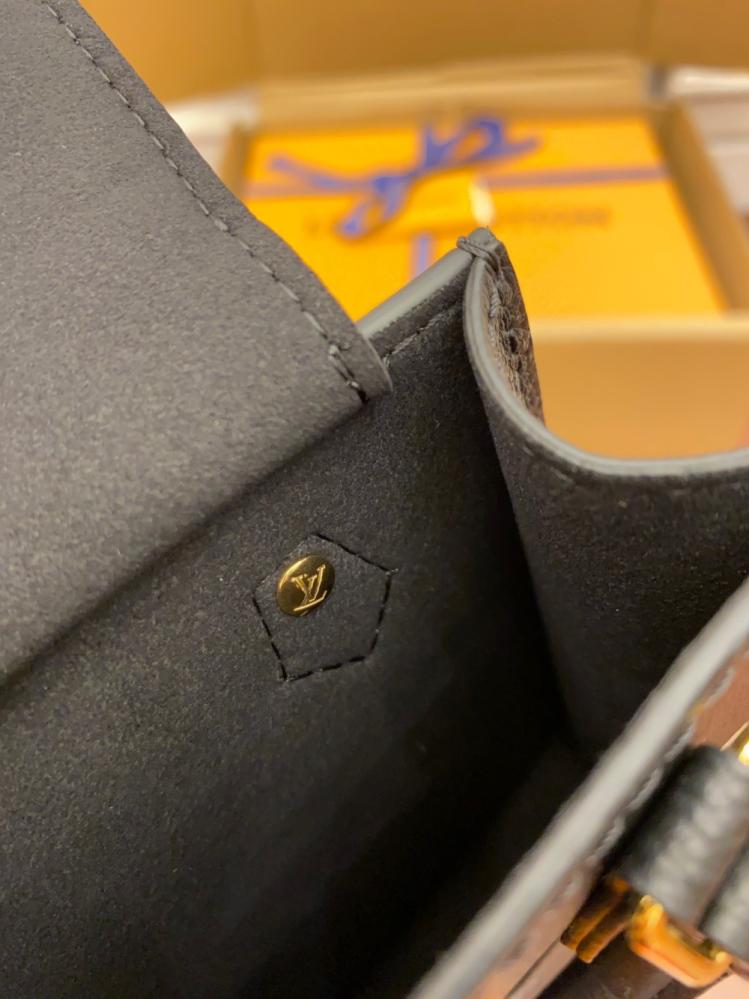 لويس فيتون Petit Sac Plat