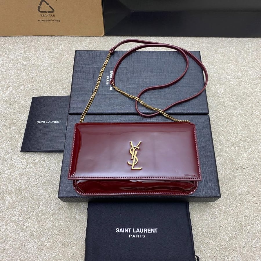 سان لوران CASSANDRE PHONE HOLDER IN PATIENT LEATHER جلد لامع