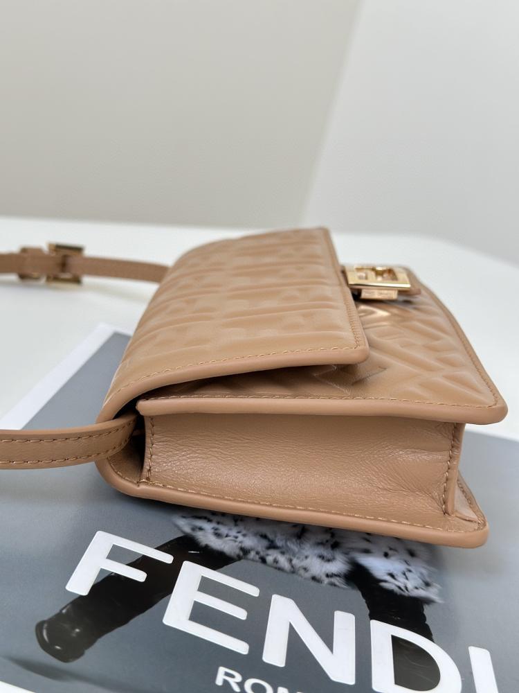 فندي Wallet On Chain Baguette مقاس 21cm