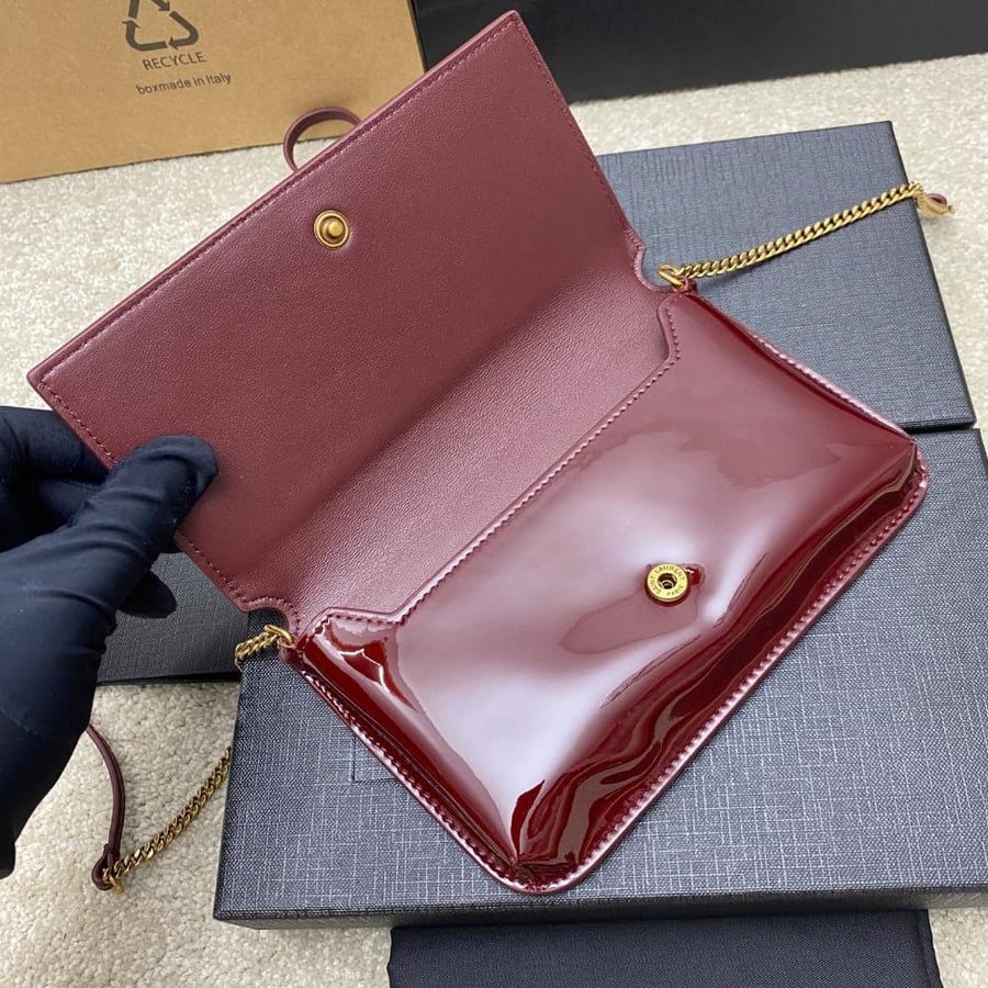 سان لوران CASSANDRE PHONE HOLDER IN PATIENT LEATHER جلد لامع