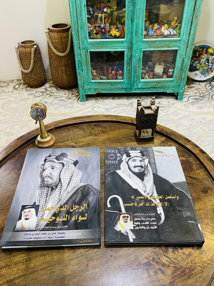 من الكتب المميزة؛ كتابين بعنوان سيرة ومسيرة؛ بحجم كبير وطباعة فاخرة جداً ؛ السعر للجميع