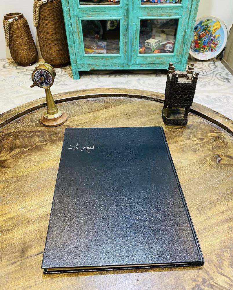 من البنود الشحيحة؛ مجلد لمجلة المصور لعام ١٩٢٦م؛ بداخل المجلد ١٣ عدد بحالة ممتازة؛ وتحوي مواضيع هامة في تلك الفترة؛ ويلاحظ أن رقم الهاتف (النمرة) في مصر في ذلك الوقت أربعة أرقام فقط (س)