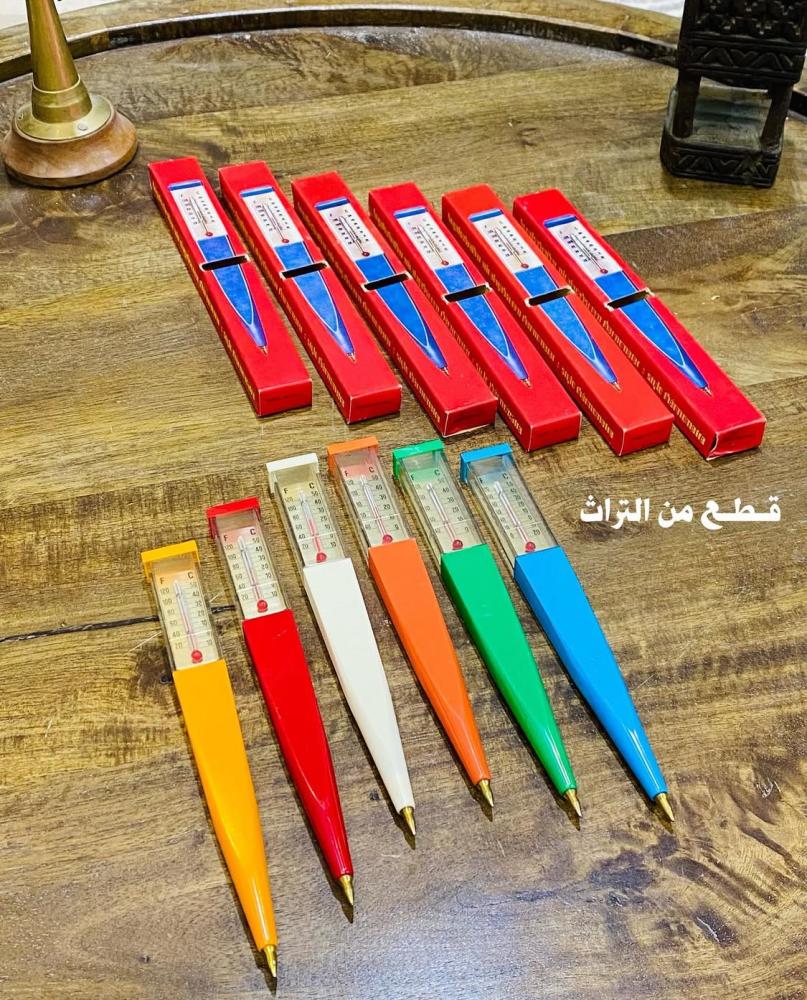 من البنود الشحيحة جداً؛ قلم بمقياس حرارة وألوان زاهية؛ دعاية لمحل في مدينة الخبر ؛ كما هو واضح عدد أرقام الهاتف خمس خانات عمره قرابة الـ ٦٠ عام؛ مخزن تخزين ممتاز لم يستخدم؛ صناعة إيطاليا السعر للحبة واللون حسب المتوفر