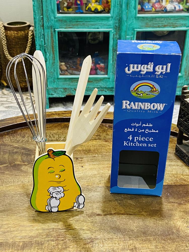 من النوادر؛ طقم أدوات مطبخ دعائي من حليب أبو قوس مكون من ٤ قطع وعلبة خشبية توضع داخلها