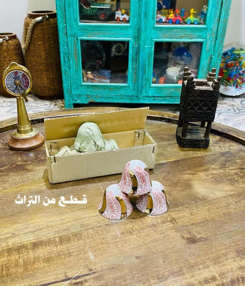 من النوادر؛ فناجيل مذهبة أنيقة صغيرة الحجم قديمة مخزنة تخزين ممتاز ؛ صناعة اليابان؛ السعر للدرزن ١٢ حبة