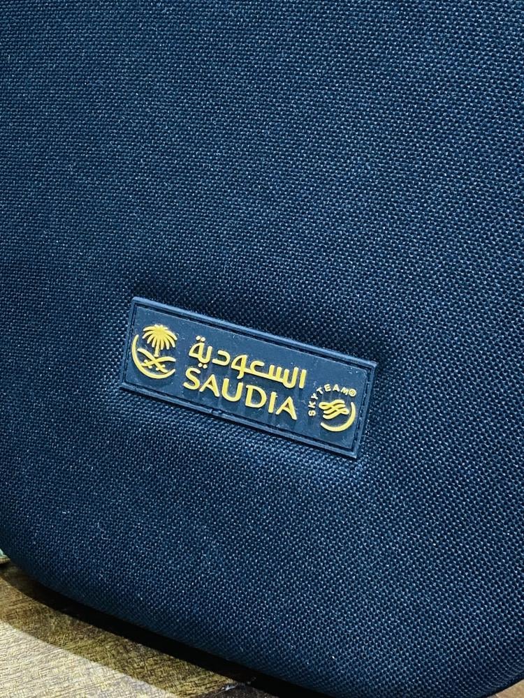 شنطة بيضاوية بلونين مختلفين؛ من مستخرجات الخطوط السعودية